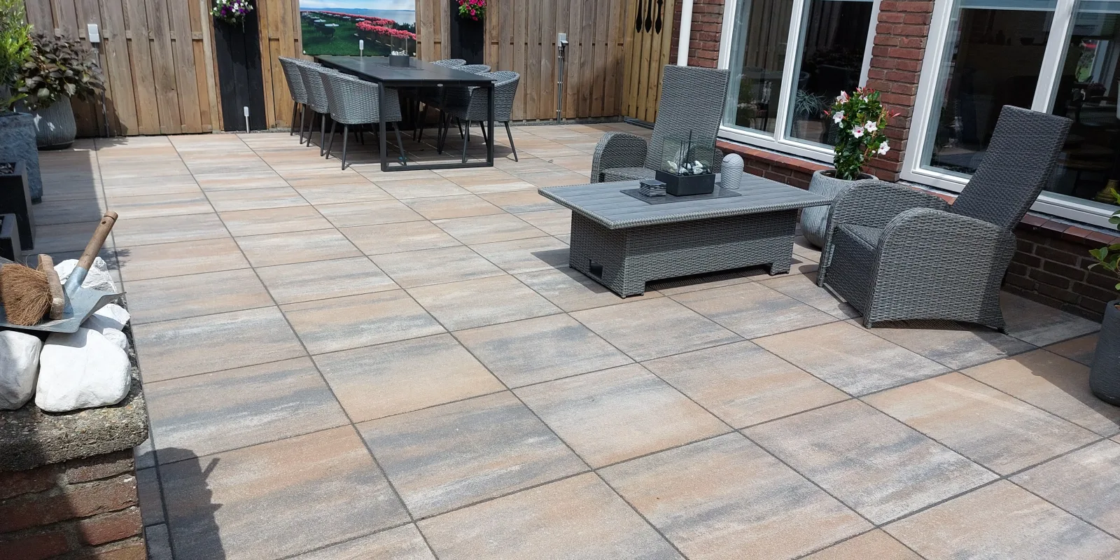 Groot lifestyle-terras met eettafel en loungestoel - Tuinaanleg Zoetermeer
