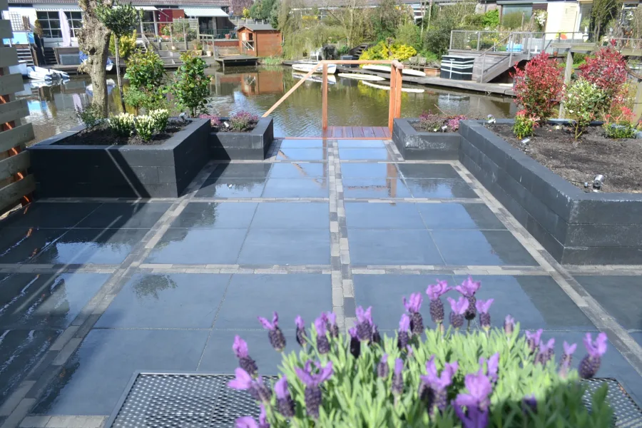 Groot terras met mosaic sierpatroontegels - Tuinaanleg Zoetermeer