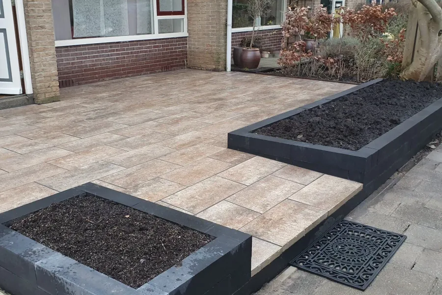 Dubbele oprit in visgraatpatroon - Tuinaanleg Zoetermeer