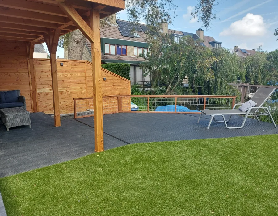 Pergola met vlonder en uitzicht over water - Tuinaanleg Zoetermeer