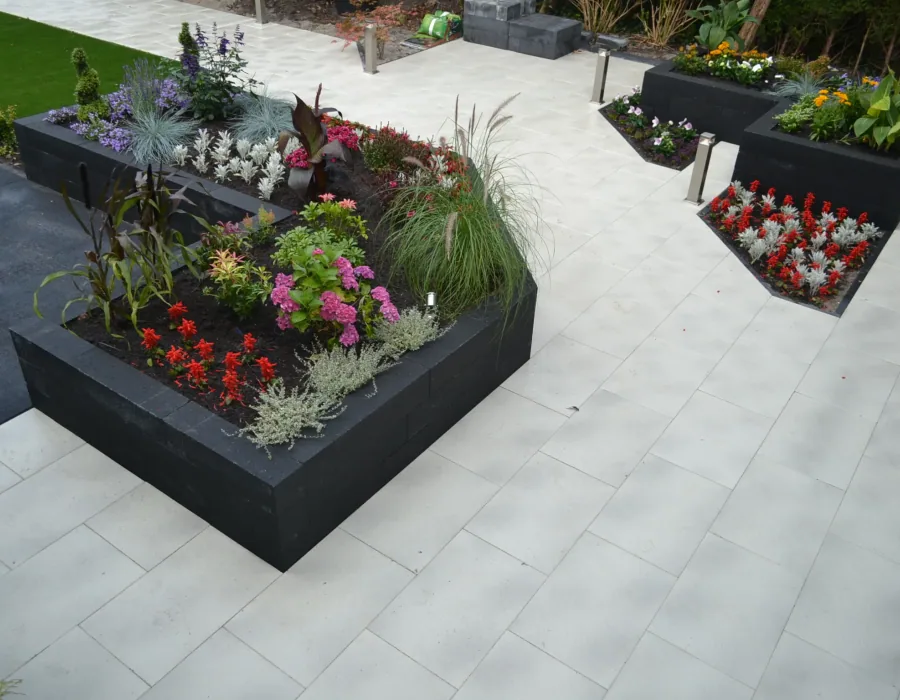 Kleurrijke verhoogde plantenbakken met bloemen - Tuinaanleg Zoetermeer