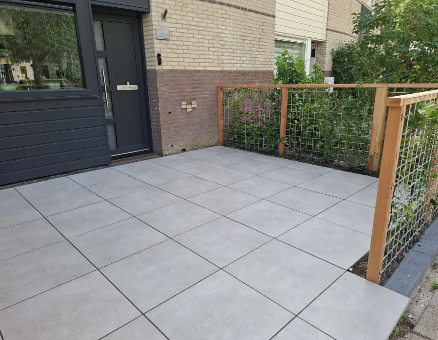 Moderne horizontale schutting - Tuinaanleg Zoetermeer