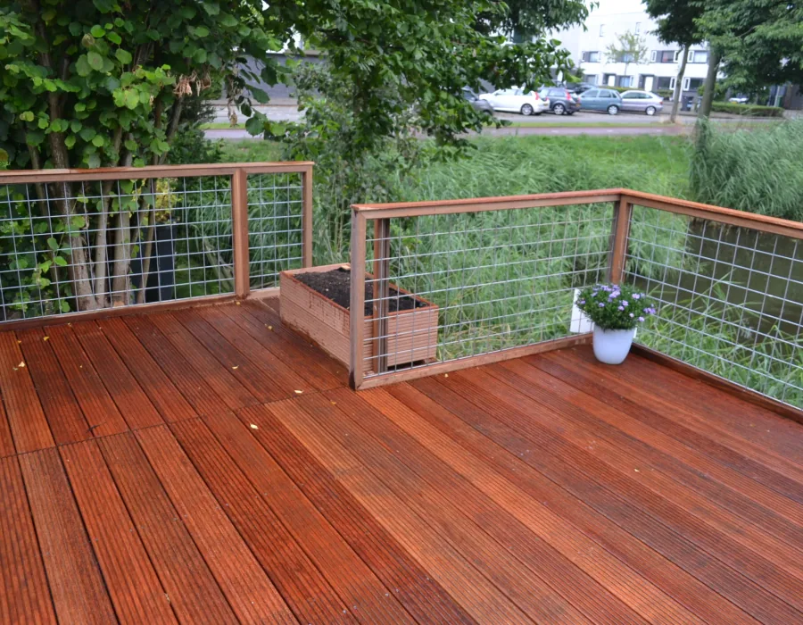 Tuinkamer met houten vlonder - Tuinaanleg Zoetermeer